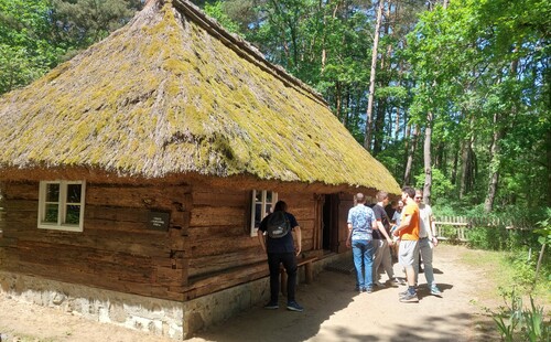 Studenci na zajęciach terenowych w Ochli