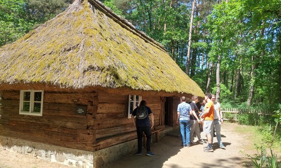 Studenci na zajęciach terenowych w Ochli